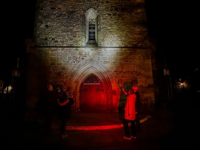 Taschenlampenführung, Rinteln Taschenlampenführung, Anleuchten des Eingangs zur St. Nikolai, Rinteln