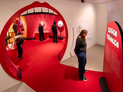 Blick in den Eingangsbereich der Ausstellung Essen & Trinken