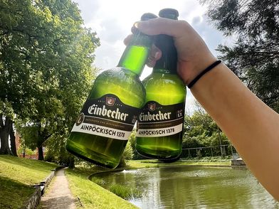 Zwei Flaschen Ainpökisch Bier von der Einbecker Brauhaus AG am Bäckerwall vor der Sonne.