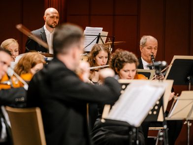 Ein Orchester spielt ein Konzert