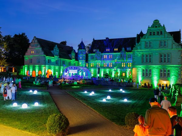 Schloss Schwöber bei Nacht im bunten Licht des Kultursommers