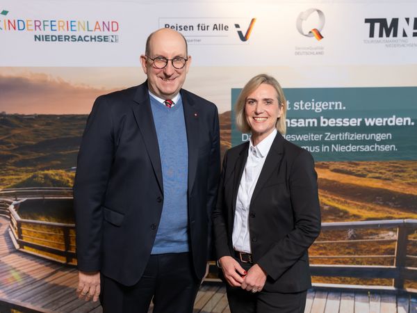 Wirtschaftsstaatssekretär Matthias Wunderling-Weilbier und Meike Zumbrock, Geschäftsführerin TMN