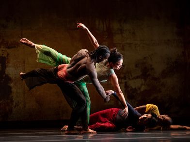 Drei Tänzer auf der Bühne