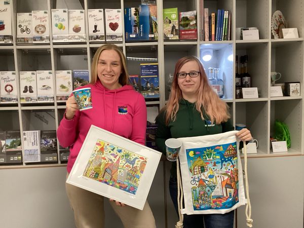 Marie Witte (links) und Ann-Kathrin Haake von der Mittelweser-Touristik GmbH präsentieren die DELLA-Produkte. Sie sind in der Tourist-Information in Nienburg erhältlich.