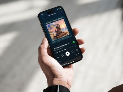 Mobiltelefon mit dem Cover des Podcasts